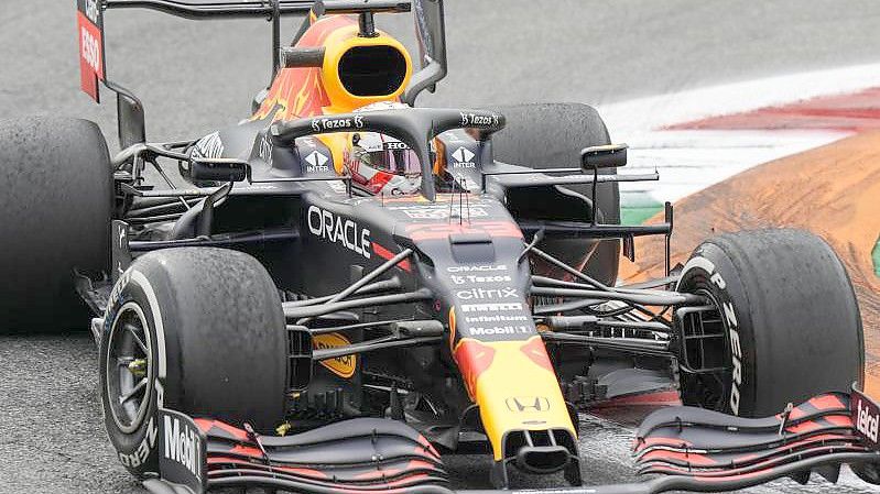 Schied wie Konkurrent Lewis Hamilton in Monza vorzeitig aus: WM-Spitzenreiter Max Verstappen. Foto: Luca Bruno/AP/dpa