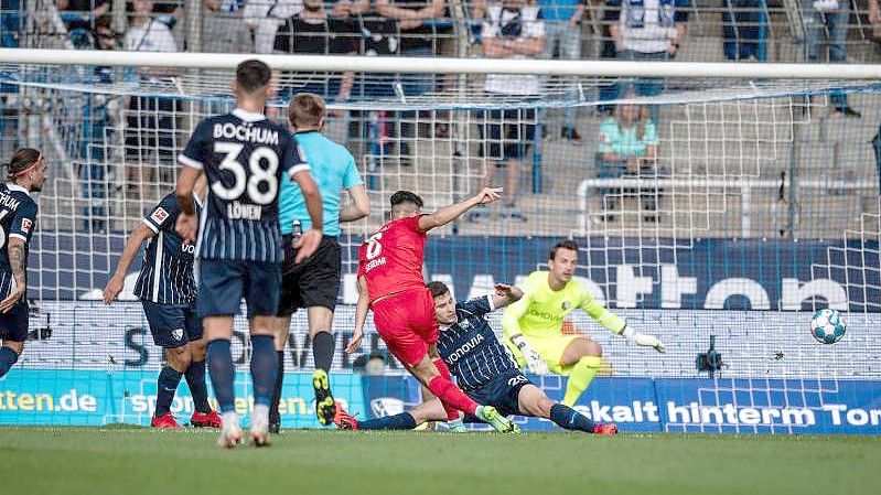 Suat Serdar (M) trifft beim 1:3-Auswärtserfolg von Hertha BSC beim VfL Bochum doppelt - hier erzielt er das 0:1. Foto: Fabian Strauch/dpa
