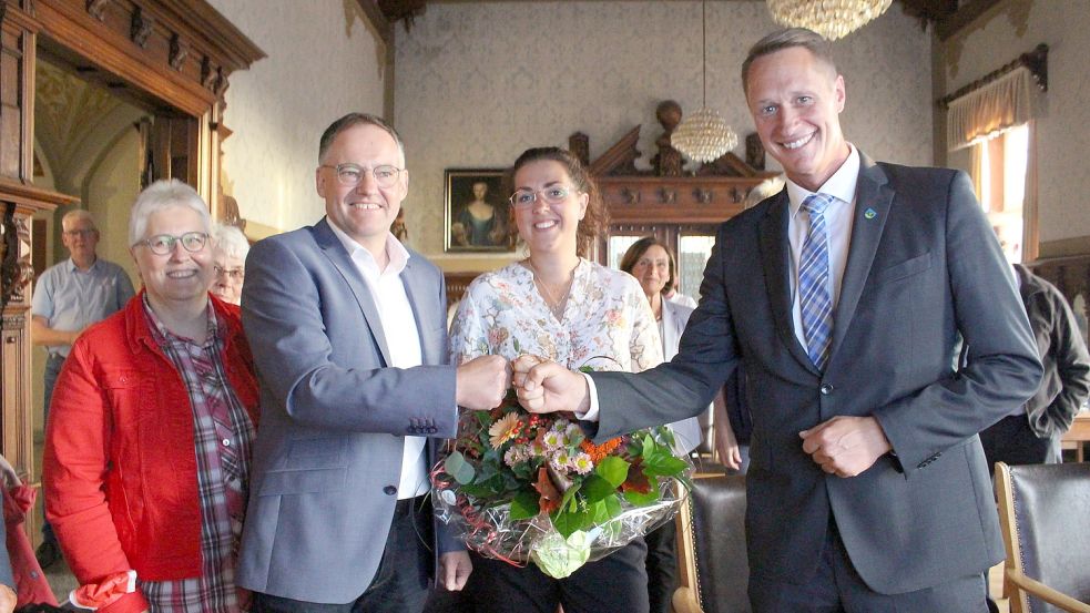 Landrat Holger Heymann (von rechts) bleibt im Amt. Er war mit seiner Frau Kerstin ins Wittmunder Kreishaus gekommen, wo Kreiswahlleiter Uwe Cassens ihm gratulierte. Foto: Oltmanns