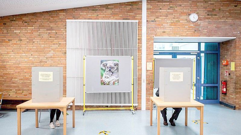 Wahllokal im Foyer einer Grundschule in Oldenburg. In ganz Niedersachsen werden die Abgeordneten in den kommunalen Vertretungen wie den Kreistagen, Stadt- und Gemeinderäten, Samtgemeinderäten, Stadtbezirksräten sowie Ortsräten gewählt. Foto: Hauke-Christian Dittrich/dpa