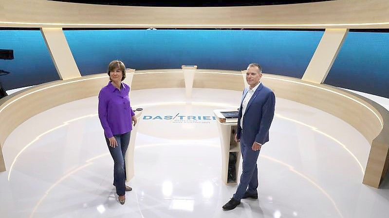 Die Moderatoren Maybrit Illner (ZDF) und Oliver Köhr (ARD) im Studio Berlin Adlershof. Foto: Wolfgang Kumm/dpa