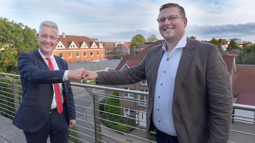 Landrat Matthias Groote (SPD, links) konnte sich mit großer Mehrheit gegen seinen Gegenkandidaten Jens Völker (FDP) durchsetzen. Foto: Ortgies