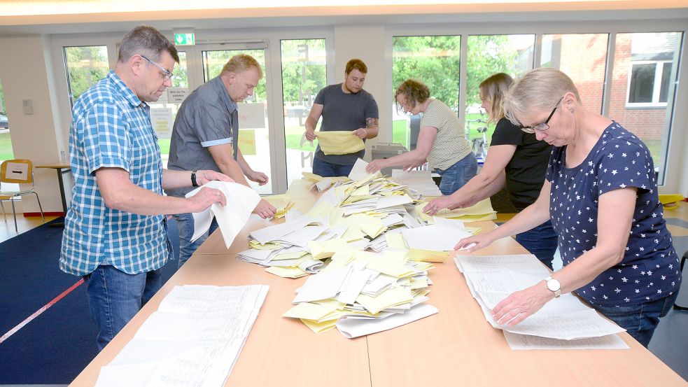 Rund 900 Hinteranerinnen und Hinteraner gaben ihre Stimme per Briefwahl ab. Helmut Kushe (v.l.), Christian Mudder, Jens Weck, Angelika Meißner, Karina Jelden und Katrin Dittmann zählten sie aus. Foto: F. Doden