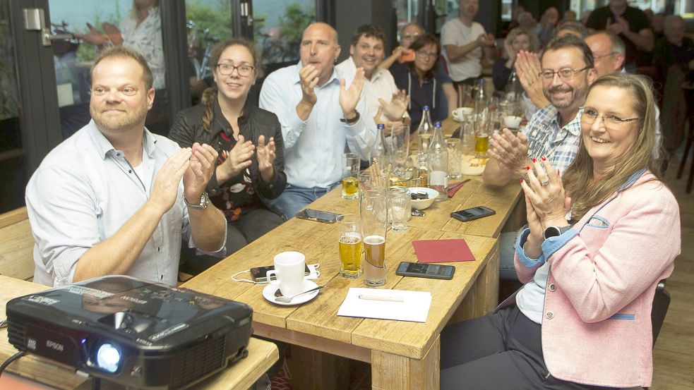 Matthias Arends (links) und weitere Mitglieder der Emder SPD freuen sich über das gute Ergebnis. Foto: J. Doden