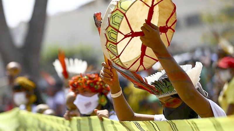 Indigene Frauen in volkstümlichen Trachten bei einer Kundgebung in Brasília. Foto: Marcelo Camargo/Agencia Brazil/dpa