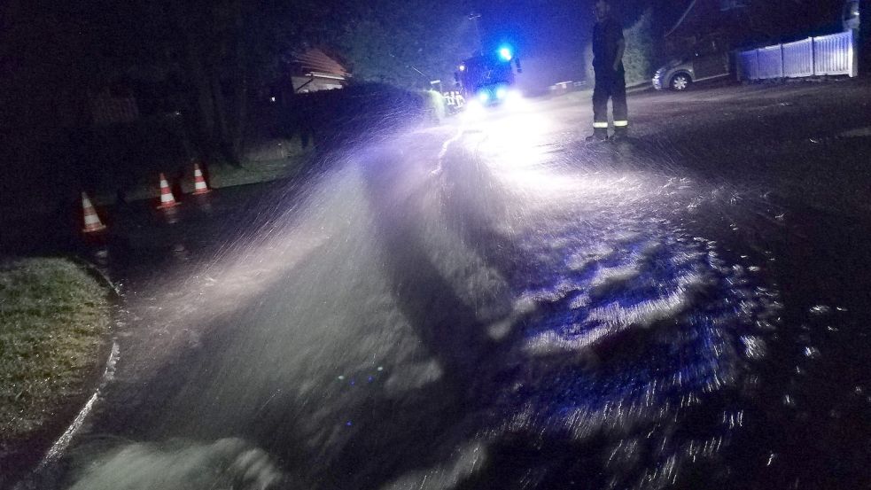 Die Feuerwehr pumpte die Wassermassen am Abend weg.