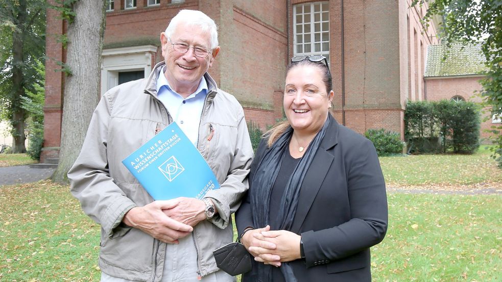 Josef Antony, Oberstudienrat im Ruhestand, und Claudia Groen, Studiendirektorin am Ulricianum, berichteten vom Neustart der Auricher Wissenschaftstage. Zum Organisationsteam gehört auch Dr. Matthias Busker, Oberstudienrat an der BBS 2.