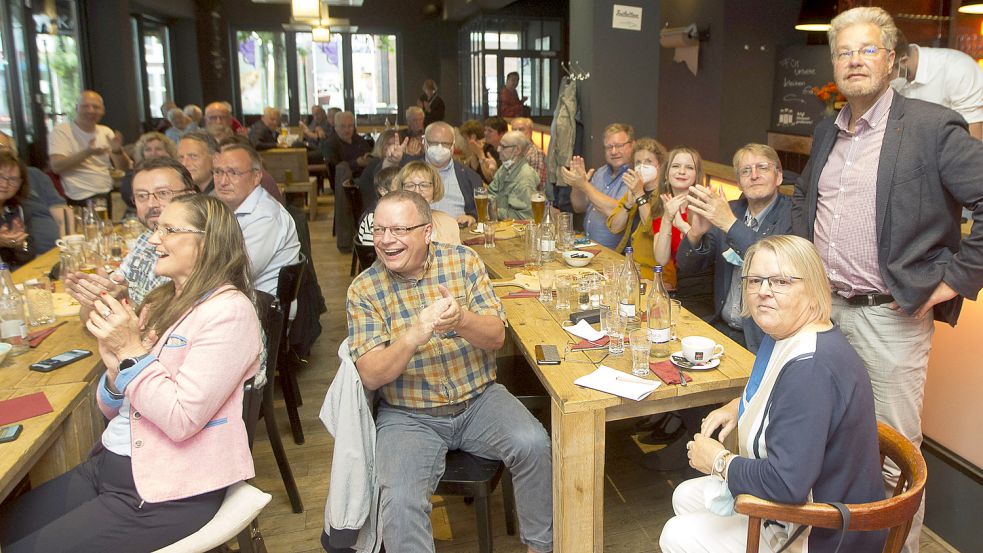 Da brandet Jubel auf: Auf der Wahlparty der Emder SPD sorgen die ersten Ergebnisse für ausgelassene Freude. Der Trend der ersten Auszählung setzte sich bis zum Ende fort. Foto: J. Doden