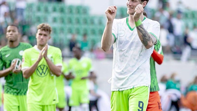 Torjäger Wout Weghorst (r) reist mit Wolfsburg als ungeschlagener Bundesliga-Tabellenführer nach Lille. Foto: Tom Weller/dpa