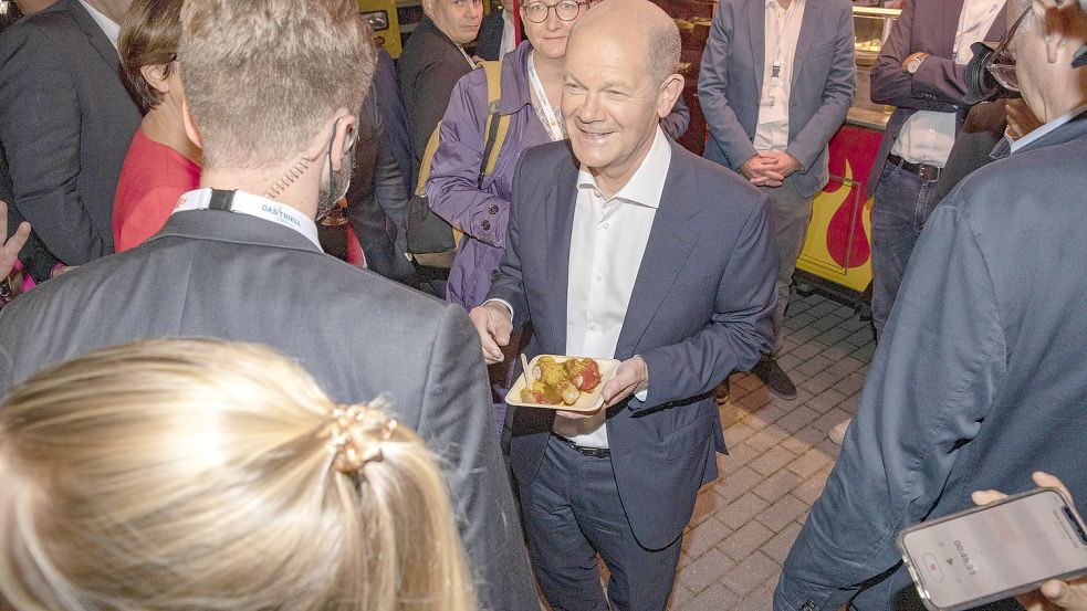 Das würde Gerhard Schröder gefallen: Olaf Scholz mit Currywurst am Rande der Fernsehdiskussion. Foto: Robert Schmiegelt via www.imago-images.de