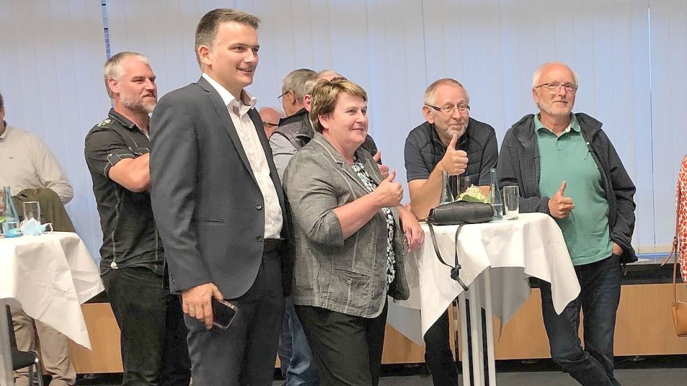Daumen hoch: Uwe Sap (Zweiter von links) ist neuer Bürgermeister der Gemeinde Bunde. Die Sozialdemokraten um die Landtagsabgeordnete Johanne Modder haben die absolute Mehrheit im Rat. Foto: Kraft