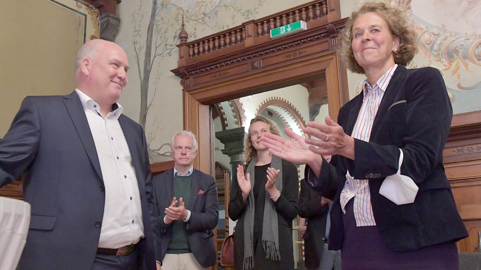 Claus-Peter Horst (links) hat die amtierende Leeraner Bürgermeisterin Beatrix Kuhl (rechts) am Sonntag im ersten Wahlgang geschlagen. Foto: Ortgies