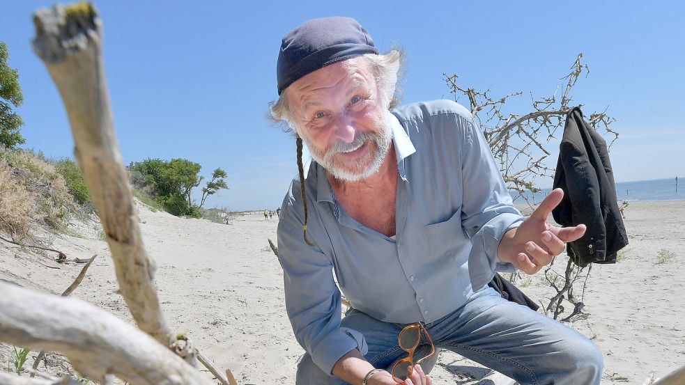 Krimi-Autor Klaus-Peter Wolf freut sich auf die anstehenden Dreharbeiten. Das Bild entstand bei einem früheren Termin auf Langeoog. Foto: Archiv/Ortgies