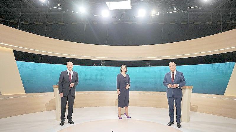 Die Kandidaten fürs Bundeskanzleramt: Olaf Scholz (SPD, l-r), Annalena Baerbock (Bündnis90/Die Grünen) und Armin Laschet (CDU) im Triell-Fernsehstudio. Foto: Michael Kappeler/dpa-Pool/dpa