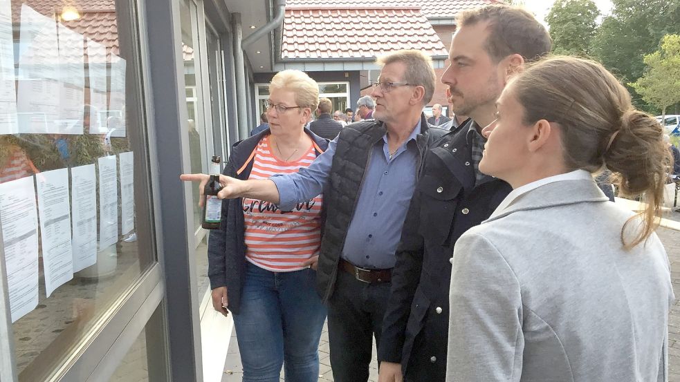 Auch am Rathaus in Filsum wurden die Ergebnisse aus der Samtgemeinde Jümme veröffentlicht. Foto: Schneider-Berents