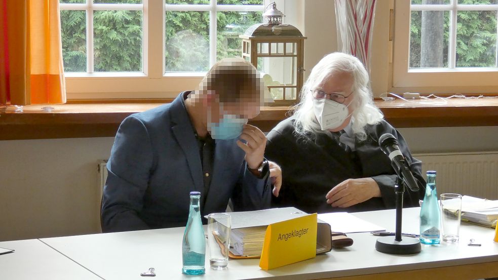 Ein 30-jähriger Barßeler sitzt unter anderem wegen des Vorwurfs der fahrlässigen Tötung vor Gericht. Foto: Rümmele