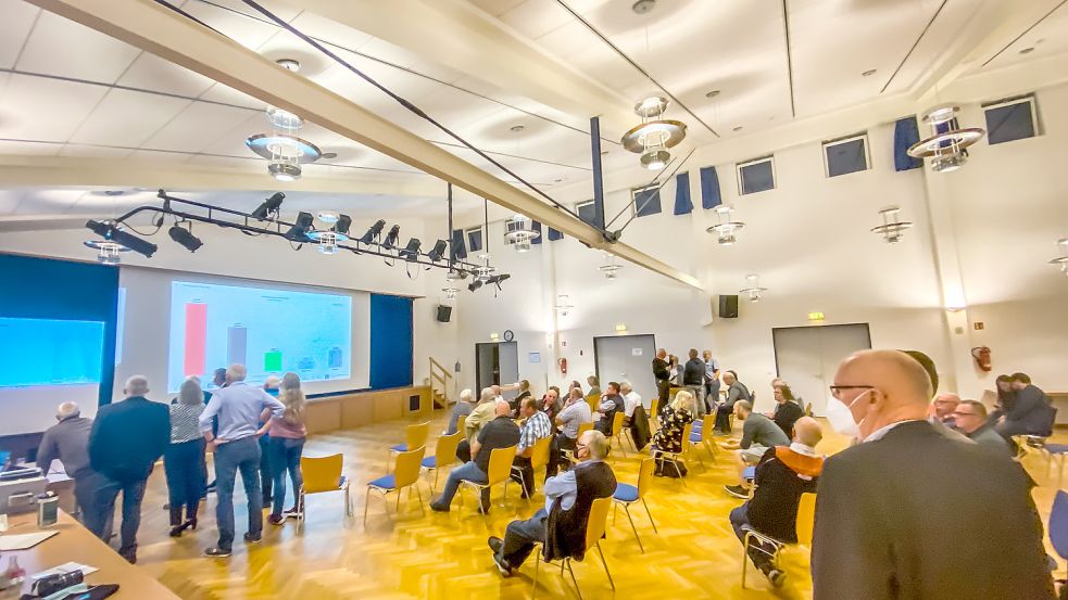 Rund 50 Interessierte, darunter viele Ratsmitglieder, aber auch Noch-Bürgermeister Johann Börgmann (SPD) als Wahlleiter, verfolgten die Auszählung der Ergebnisse im Bürgerhaus in Ihlowerfehn. Foto: Cordsen