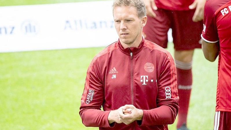 Bayern-Trainer Julian Nagelsmann beobachtet das Training seiner Mannschaft. Foto: Matthias Balk/dpa