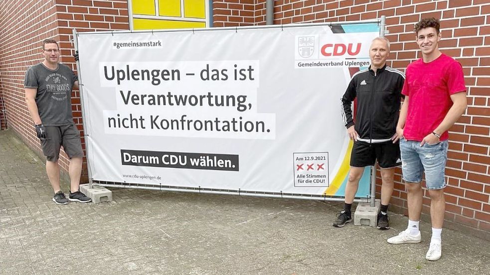 Lukas Berghaus (rechts) mit den CDU-Gemeinderatsmitgliedern Alexander Frank (links) und Harald Leu beim Aufstellen eines Wahlbanners. Foto: Privat