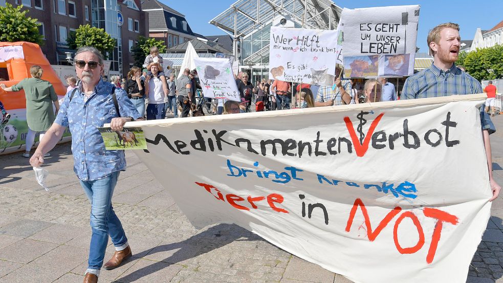 Die Tierarztpraxis im Friesenhof aus Ochtelbur hatte am verkaufsoffenen Sonntag, 5. September, in der Auricher Innenstadt zu einer Demonstration gegen die EU-Tierarzneimittelverordnung aufgerufen. Lutz Bauerochse (rechts) hat die Aktion initiiert.