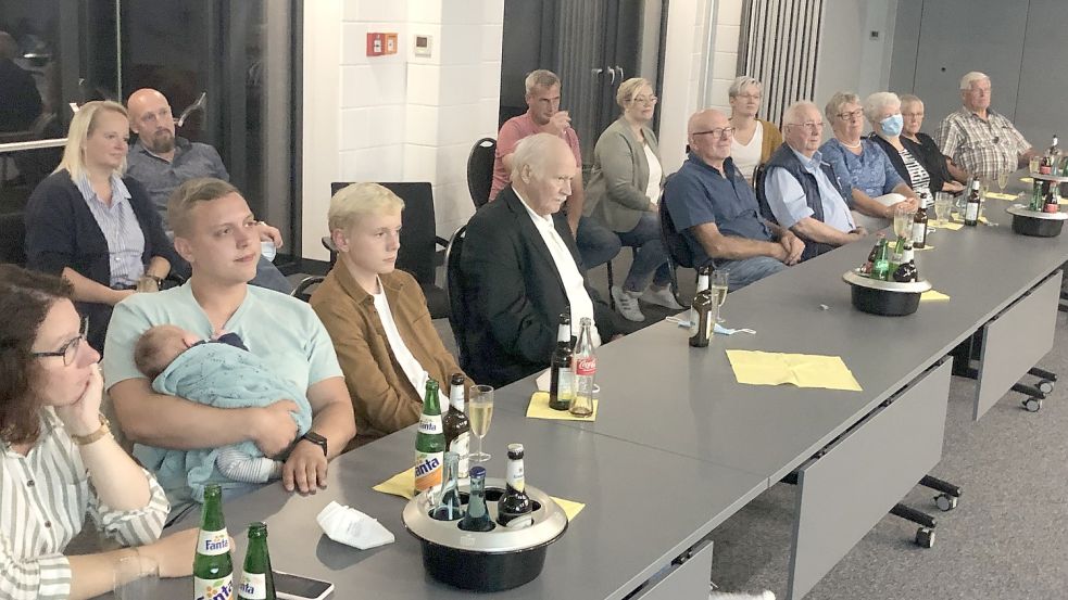 Im Vereins- und Gemeindezentrum fand am Sonntagabend die Ostrhauderfehner Wahlparty statt. Dort verfolgten die Gäste auch die Ergebnisse der Gemeinderatswahl. Foto: Zein