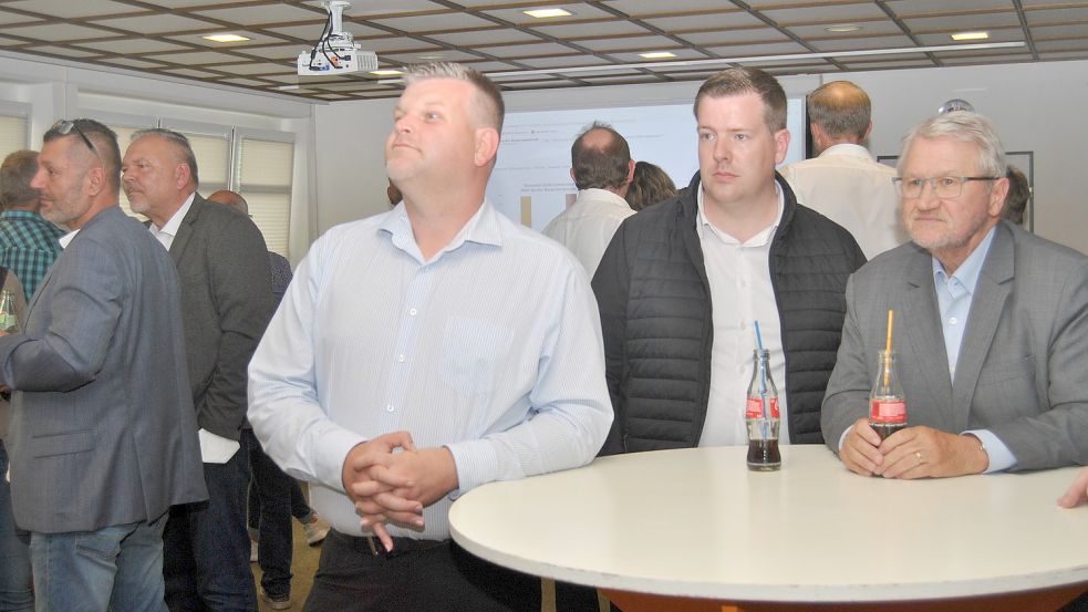 Manchmal kann man sich nur an einer Cola-Flasche festhalten: Stefan Kleinert (links) und sein Parteikollege Hange Ukena verfolgten am Wahlabend die Auszählung der Stimmen. Foto: Boschbach