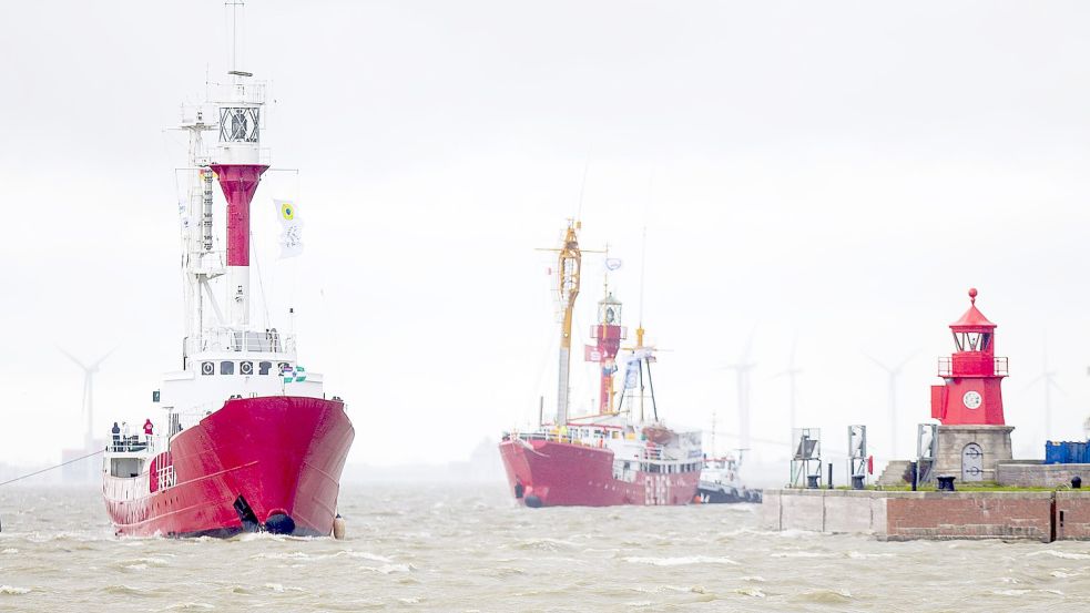 An der Westmole steht ein kleiner, roter Leuchtturm, der die Schiffe in den Emder Außenhafen weist. Das Foto ist 2015 entstanden, als die Feuerschiffe "Elbe I" und "Borkumriff" zu Besuch in Emden waren. Archivfoto: F. Doden