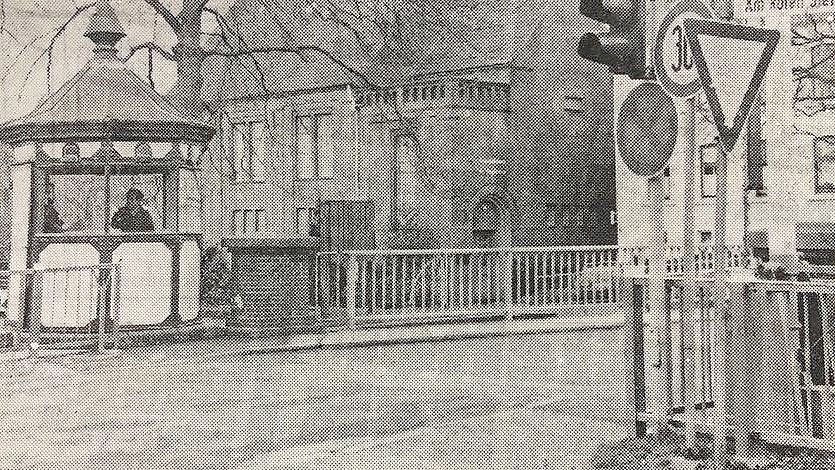 1984 wurde der ehemalige Leuchtturmkopf zum Brückenwärterhäuschen am Roten Siel. Foto: Archiv