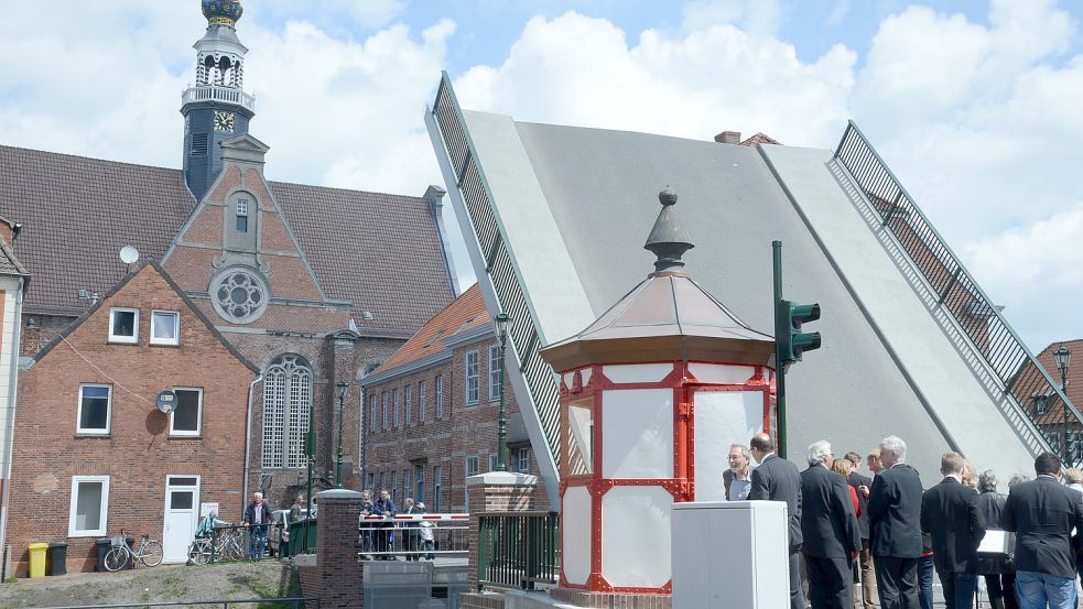 Feierlich wurde 2013 nach fünfjähriger Sanierung die Flaniermeile am Roten Siel wiedereröffnet - und auch die Klappbrücke eingeweiht. Foto: Archiv