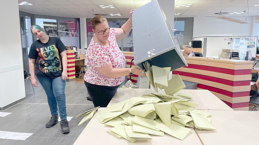 Im Westoverledinger Rathaus wurde im Bürgerbüro ausgezählt. Foto: Hellmers