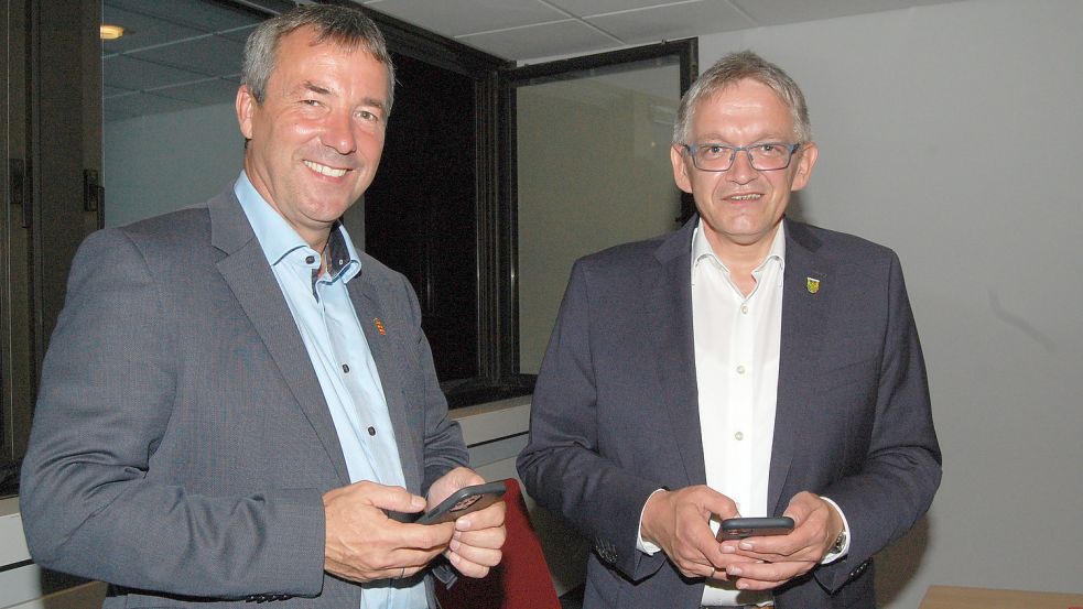 Johann Saathoff (links, hier mit Landrat Olaf Meinen) hat bei der Kreistagswahl in Aurich die mit Abstand meisten Stimmen geholt. Foto: Luppen