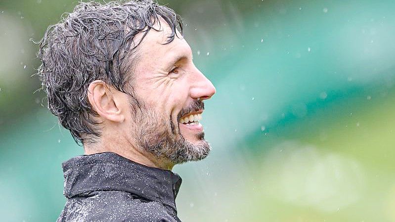 Voller Vorfreude auf die Champions League: Wolfsburgs Trainer Mark van Bommel. Foto: Swen Pförtner/dpa