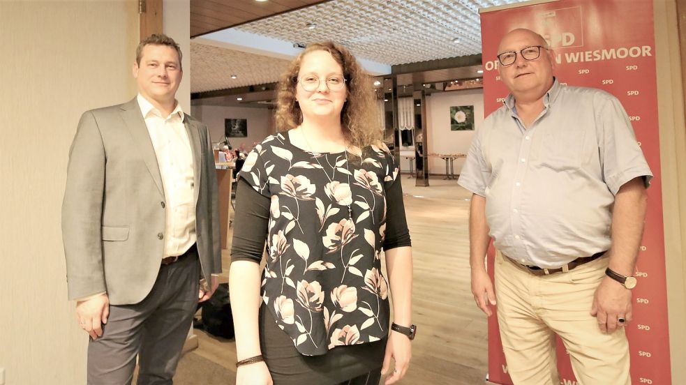 Benjamin Feiler (von links), Ortsvereinsvorsitzende Marika Timker und Jens Peter Grohn haben sich bei der SPD-Wahlparty in der Gaststätte Fiedler die Laune trotz der verlorenen absoluten Mehrheit nicht verderben lassen. Foto: Böning