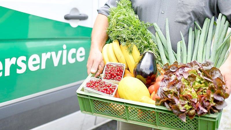 Lieferung einer „Bio-Kiste“ mit Gemüse und Obst aus biologischem Anbau. Foto: picture alliance / dpa