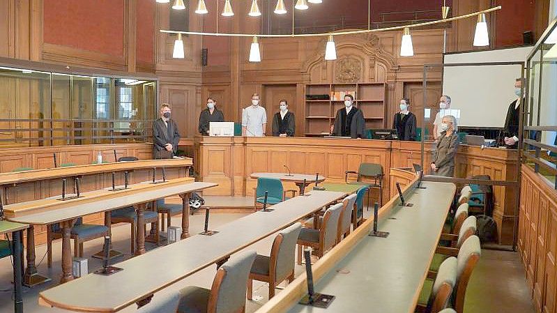 Blick in einen Saal des Kriminalgerichts Moabit kurz vor Beginn des Prozesses gegen den 30-jährigen, der die Rohrbomben gebaut und gezündet haben soll. Foto: Jörg Carstensen/dpa
