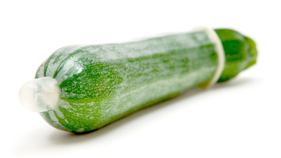 Der Übeltäter, der in einem Tweet den Hamburger Innensenator als „Pimmel“ bezeichnete, äußerte sich nun in einem Interview. Unser Symbolbild zeigt eine Zucchini mit Kondom. Foto: Imago / farbenfinsternis