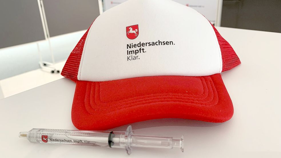 Mit Kugelschreibern in Spritzenform und Kappen: So wirbt das Land Niedersachsen fürs Impfen. Foto: Lars Laue