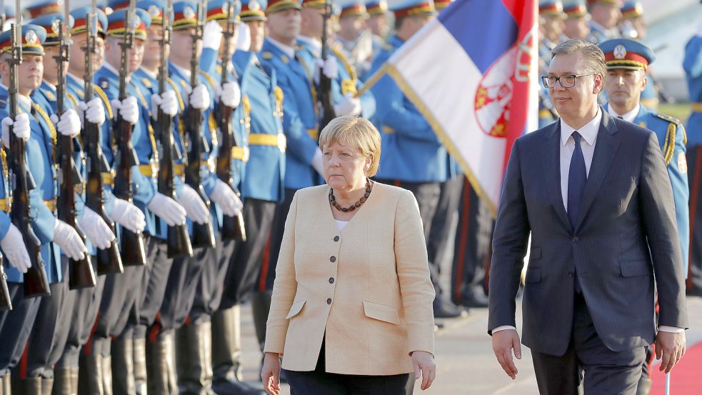 Aller militärischen Ehren wert: Bundeskanzlerin Angela Merkel bei ihrem Besuch in der serbischen Hauptstadt Belgrad mit Staatspräsident Aleksandar Vucic. Foto: Milosavljevic/imago imgages