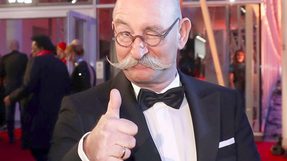 „Bares für Rares“ im ZDF: Horst Lichter war in der Sendung vom 13. September überrascht von einer frivolen Rarität. Foto: Christian Charisius/dpa