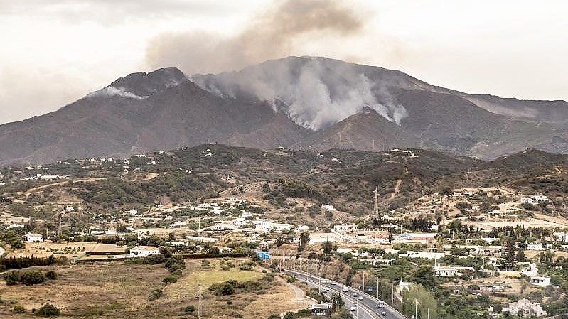 Rauch steigt in der Nähe des Örtchens Jubrique in der Provinz Málaga auf. Foto: Pedro Armestre/AP/dpa