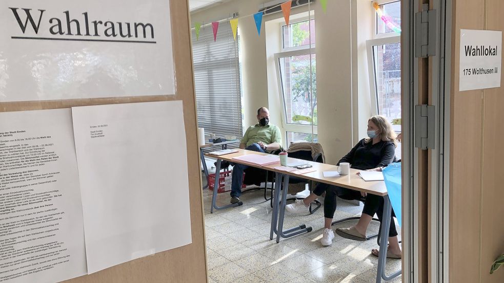 Ein Blick in das Wahllokal in der Grundschule Wolthusen: Die Wahlbeteiligung in der Stadt Emden war mit 47 Prozent so gering wie selten zuvor. Foto: H. Müller