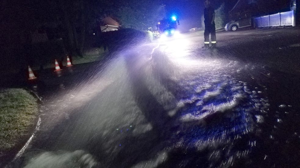 Zahlreiche Straßen und Flächen standen durch den Starkregen in und um Moordorf unter Wasser, zahlreiche Keller liefen voller Wasser. Die Feuerwehr und weitere Helfer waren im Dauereinsatz. Foto: Feuerwehr