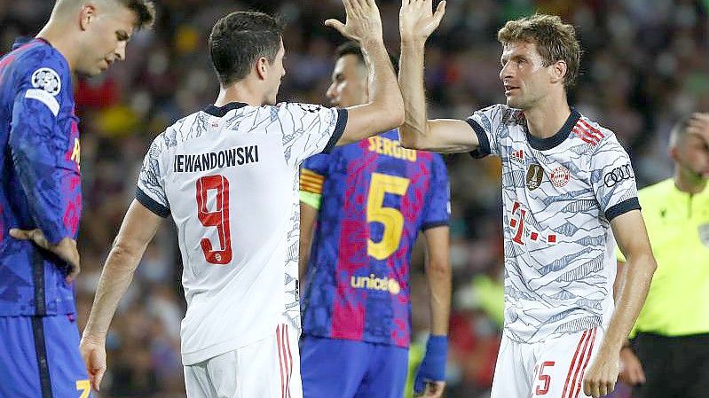 Robert Lewandowski (2.v.l.) und Thomas Müller (r) führten den FC Bayern zum Sieg. Foto: Joan Monfort/AP/dpa