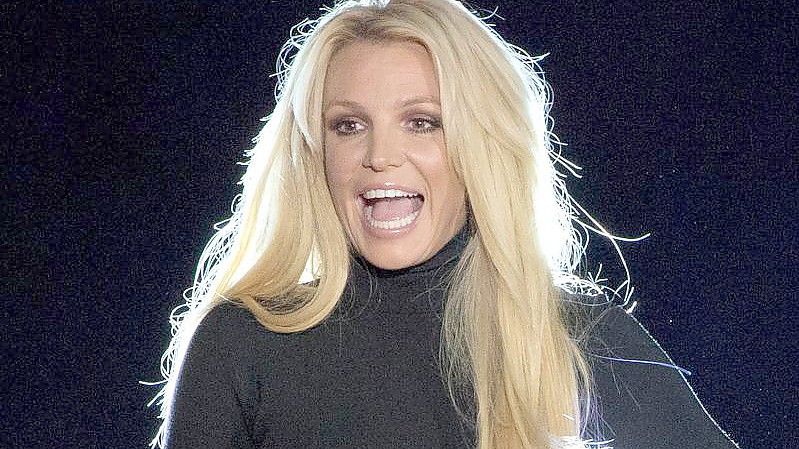 Britney Spears steht auf einer Bühne in Las Vegas. Die US-Sängerin hat ihren Instagram-Account deaktiviert. Foto: Steve Marcus/Las Vegas Sun/dpa
