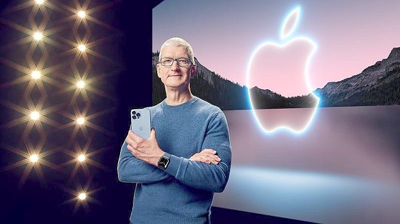 Apple-Chef Tim Cook präsentiert in einer aufgezeichneten Online-Übertragung das neue iPhone 13 Pro. Foto: -/Apple/dpa