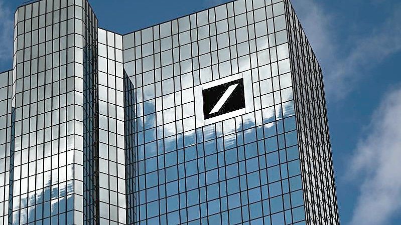 Die Zentrale der Deutschen Bank in Frankfurt am Main. Das Geldhaus distanziert sich deutlich von einer Analyse aus dem eigenem Haus. Foto: Arne Dedert/dpa