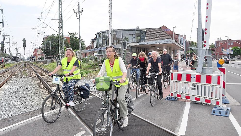 Nicht akzeptabel für die Radfahrer sei die Situation am Bahnübergang Bahnübergang Bremer Straße finden Radler und Stadtverwaltung. Foto: Wolters/Archiv