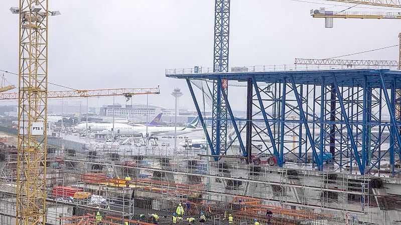 Aktuell laufen die Arbeiten für das Stahldach des Hauptgebäudes. Foto: Helmut Fricke/dpa