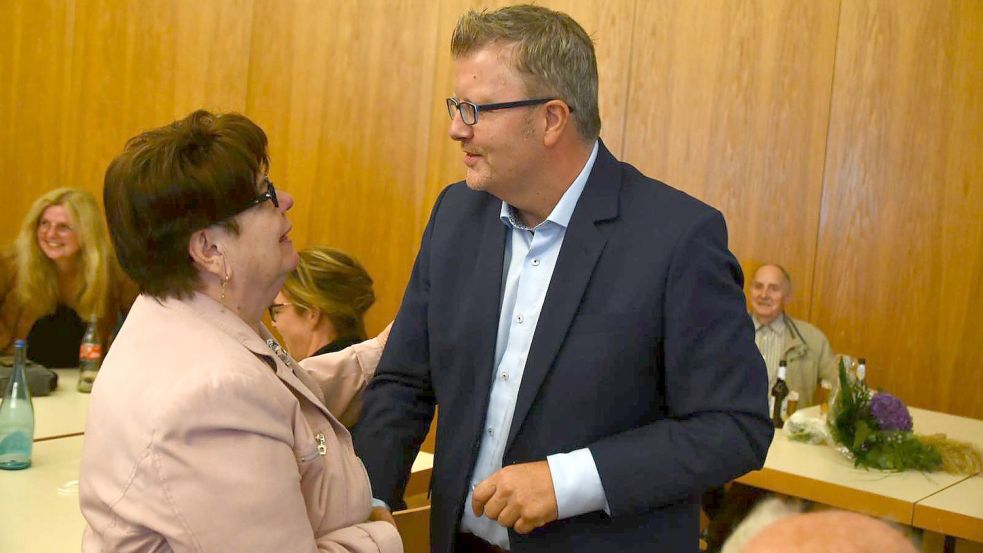 Auch die Ihrhover Kommunalpolitikerin Hedwig Pruin gratulierte am Sonntagabend Westoverledingens Bürgermeister zur Wiederwahl. Foto: Hellmers