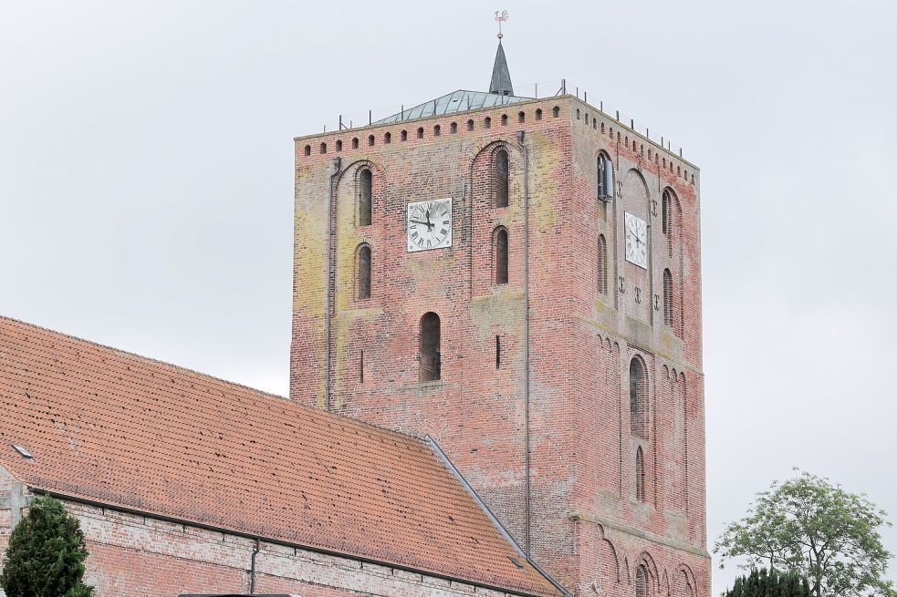 In dem Kirchenturm in Marienhafe soll der Seeräuber Klaus Störtebeker versteckt worden sein. Foto: B. Kiefer